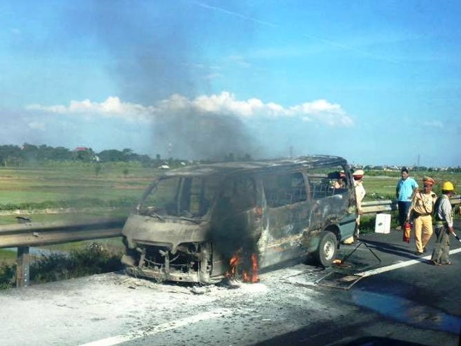 Chiếc ô tô 16 chỗ bị cháy trụi khung.